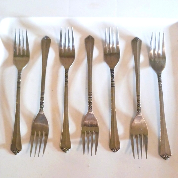 48 pieces of Vintage Oneida Orleans pattern silverware - Picture 3 of 16